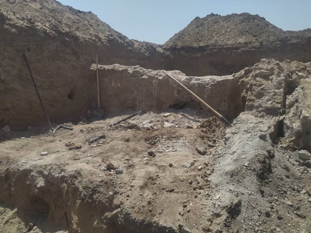 کشف سازه‌ای تاریخی حین خاک‌برداری برای ایجاد استخر در زاوه